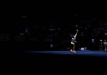 Kerber crushes Keys to book her place in the semis
