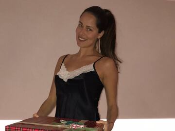 Ana Ivanovic con regalos de Navidad.
