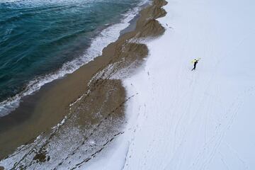 La nieve, la baja temperatura del agua... Nada detiene a estos surfistas que una temporada más disfrutan de la islas noruegas de Lofoten, en pleno Círculo Ártico. 