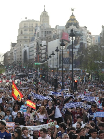 Miles de seguidores celebran el título de Liga en Cibeles. 