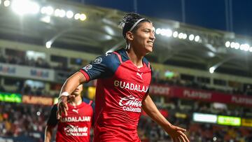 Ángel Zaldívar festeja uno de sus goles en contra del Necaxa.