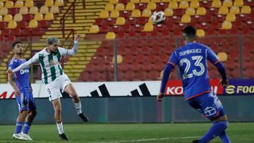 El jugador de O’Higgins, Facundo Castro, marca su gol contra Universidad de Chile durante el partido por Primera División.