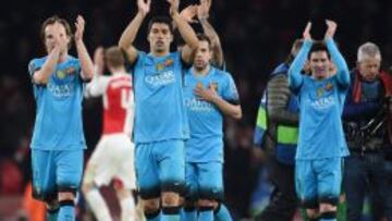 Rakitic, Luis Suárez, Alba y Messi celebran el 0-2 en el Emirates.