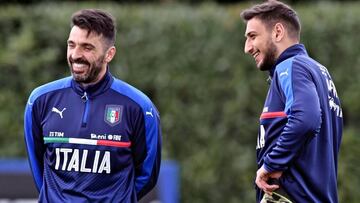 Los porteros de la selección italiana de fútbol Gianluigi Buffon (i) y Gianluigi Donnarumma (d) asisten a una sesión de entrenamientos en Coverciano, Florencia (Italia), hoy, 23 de marzo de 2017. Italia disputará un partido de clasificación para el Mundial de Rusia 2018 frente a Albania en Palermo el 24 de marzo.