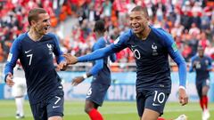 MUN22-95. EKATERIMBURGO (RUSIA), 21/06/2018.- El delantero franc&eacute;s Kylian Mbapp&eacute; (d) celebra con su compa&ntilde;ero, el delantero franc&eacute;s Antoine Griezmann, tras marcar el 1-0 durante el partido Francia-Per&uacute;, del Grupo C del M