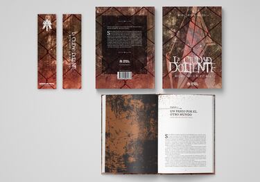 A estas alturas no hay nadie que ponga en duda que Silent Hill es una de las series de videojuegos de terror más aclamadas de la historia. Desde su nacimiento a finales de los noventa, la obra del Team Silent ha seducido a varias generaciones de jugadores con su compleja simbología y su horror psicológico. 'La ciudad doliente' se adentra en su influencia y su legado.