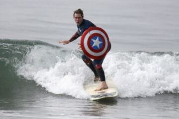 Competición de Surf en ZJ Boarding House Halloween Surf Contest en Santa Monica, California