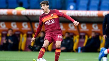 Gonzalo Villar golpea el balón durante un partido con la Roma.
