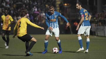 Montero maneja un balón en el Sant Andreu-Atlético de Copa.