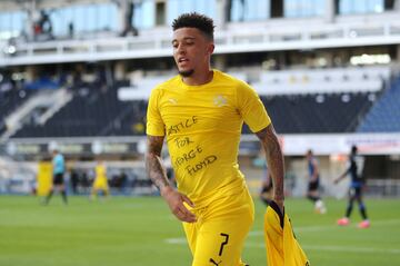 El jugador inglés del Borussia Dortmund aprovechó la celebración de uno de sus tres goles frente al Paderborn para protestar contra el racismo y pedir justicia para George Floyd. En la camiseta interior que l¡llevaba se podía leer: "Justice for George Floyd".