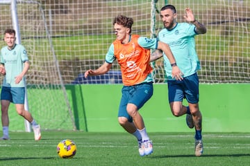 Rober es competencia directa de Pablo Rodrguez, que las ltimas semanas est entrenando en banda izquierda, como I?igo Vicente.