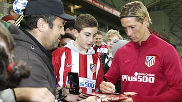 Torres firma autógrafos a unos aficionados en Australia.