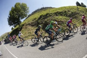 El pelotón durante la 12ª etapa de la Vuelta Ciclista a España 2016.