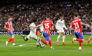 1-0. Federico Valverde pasa el balón a la espalda de Javi Galán para Rodrygo . El brasileño traza la diagonal dentro del área y con la izquierda, dispara al palo largo de Jan Oblak para anota el primer tanto.