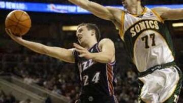 <b>BUEN ENCUENTRO</b>. Raúl López -en la imagen con Radmanovic- ha mejorado sus estadísticas en el apartado de asistencias en un partido en el que los Jazz han ganado en la prórroga.