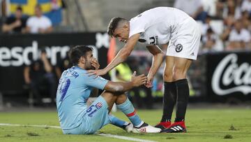 Diego Costa y Gabriel Paulista durante un Valencia-Atlético de Madrid de Liga Santander.