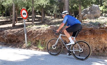 El tramo final es estrecho, ya dentro del Parque Natural, donde la colocación del corredor será importantísima. Justo antes del arco de meta habrá una rampa del 15%, por lo que será una llegada en la que no se podrá guardar nada.