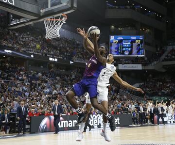 Singleton recibió un balón solo en la pista blanca y cuando estaba cerca de anotar, recibió un manotazo directo en la cara de Anthony Randolph, que los árbitros no lo castigaron como falta.