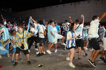 La afición del Málaga CF, celebrando el ascenso a Segunda División.