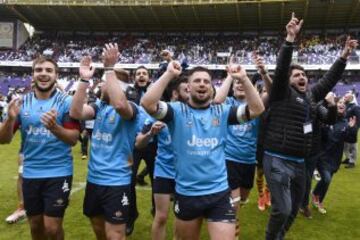 Los jugadores de la UE Santboiana celebran el título de la Copa.