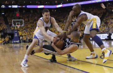 San Antonio Spurs contra Golden State Warriors durante el partido de la Conferencia Oeste de semifinales de la serie de playoffs de la NBA en Oakland.