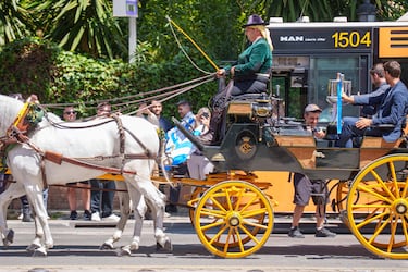 El excapitán del Atlético de Madrid, Gabi, y el excentrocampista de la Real Sociedad, Xabi Prieto, trasladan, en coche de caballo, la Copa del Rey al Palacio de San Telmo en Sevilla. 