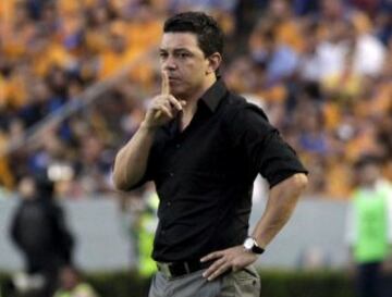 Coach Marcelo Gallardo of Argentina's River Plate gestures during the first leg of their Copa Libertadores final soccer match against Mexico's Tigres at the Universitario stadium in Monterrey, Mexico July 29, 2015. REUTERS/Daniel Becerril 