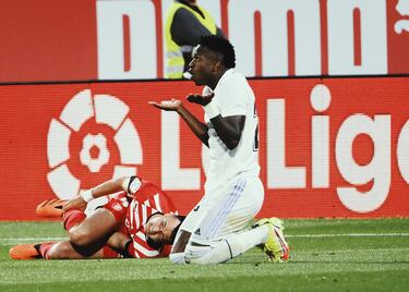 Vinicius protesta una decisión arbitral tras una falta sobre Arnau Martínez.