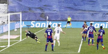 Benzema marca de cabeza el 2-0 al Eibar. 