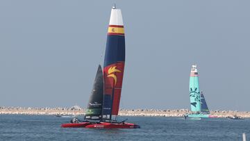 Dubai (United Arab Emirates), 21/11/2024.- The SailGP teams of USA (R) and Spain in action during a practice session ahead of Emirates Dubai Sail Grand Prix Race in Dubai, United Arab Emirates, 21 November 2024. The SailGP 2025 Season kicks of with the Emirates Dubai Sail Grand Prix on 23-24 November. (España, Emiratos Árabes Unidos) EFE/EPA/ALI HAIDER