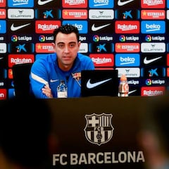 Xavi sorprende y le da cancha a Coutinho y Luuk de Jong
