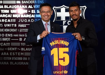 La presentación de Paulinho con el Barcelona en imágenes