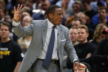 Dwane Casey entrenador de Toronto Raptors.  