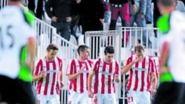 <b>LA ESTOCADA. </b>Los jugadores del Athletic celebran el segundo tanto, materializado por Iraola de penalti. Los cántabros quedaron hundidos tras un nuevo varapalo en casa.
