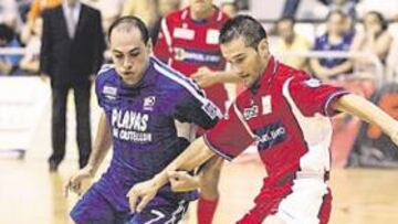 <b>VIENTO EN POPA. </b>Luis encara a Javi Rodríguez en un partido contra el Playas de Castellón.