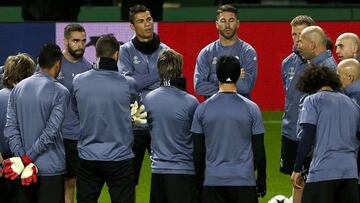 Los jugadores del Real Madrid escuchan la charla de Zidane sobre el c&eacute;sped del Alvalade, donde juega este martes ante el Sporting de Portugal.