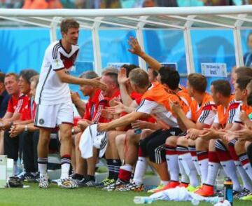 El banquillo felicita a Mueller por su hat-trick.