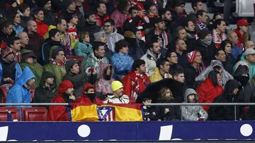 Afici&oacute;n del Atl&eacute;tico durante el partido contra el Barcelona.