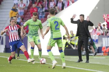 Simeone observa a Loren y Filipe Luis. 