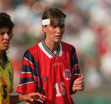 La delantera noruega tiene 10 goles en justas mundialistas. Además, con la camiseta de su país logró marcar 60 dianas en 111 participaciones. Fue la goleadora de Suecia 1995 con 6 tantos y en esa misma edición, fue Campeona del Mundo.