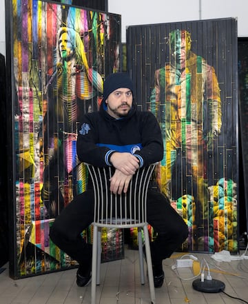 Andrea Mastrovito, reconocido e incipiente artista, con sus obras de Str?mberg y Duvn Zapata a su espalda.