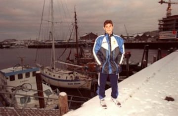 El 27 de noviembre de 1998, lo convocaron por primera vez para el primer equipo10 con tan solo 16 años. En la temporada 1997/1998, Iker fue llamado por el director del instituto en el que estudiaba, para comunicarle que el Real Madrid le había convocado para el partido de Champions League que les enfrentaba en Noruega frente al Rosenborg. Los dos primeros porteros estaban lesionados. Aun así no pudo debutar porque debía jugar el tercer guardameta, Santiago Cañizares.