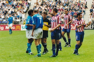 El colegiado valenciano Arcas Piqueres, rodeado de jugadores del Oviedo y del Sporting.