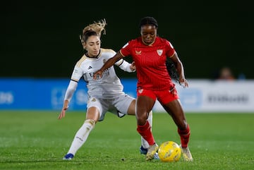 MADRID, 09/12/2023.- La delantera nigeriana del Sevilla, Toni Payne (d), con el balón ante la defensora del Real Madrid, Carmona, durante el encuentro correspondiente a la jornada 11 de Primera División que Real Madrid y Sevilla disputan hoy sábado en el estadio Alfredo Di Stéfano, en Madrid. EFE / Daniel Gonzalez.
