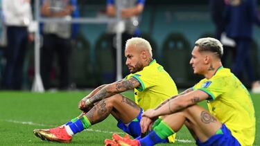 Doha (Qatar), 09/12/2022.- Neymar (L) of Brazil reacts after losing the penalty shoot-out of the FIFA World Cup 2022 quarter final soccer match between Croatia and Brazil at Education City Stadium in Doha, Qatar, 09 December 2022. (Mundial de Fútbol, Brasil, Croacia, Catar) EFE/EPA/Georgi Licovski