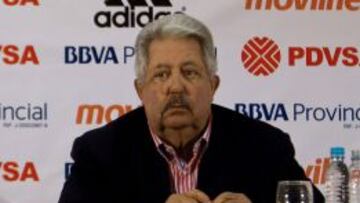 El presidente de la Federaci&oacute;n de F&uacute;tbol de Venezuela, Rafael Esquivel, durante una rueda de prensa en Caracas (Venezuela). 