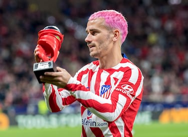 Antoine Griezmann con el trofeo mejor jugador del mes de marzo de LaLiga Santander.