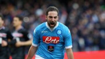 Gonzalo Higua&iacute;n celebra un tanto. 