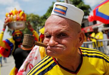 Aficionado colombiano ataviado como el personaje de Popeye el Marino en los aleda?os del Estadio de Barranquilla antes del partido de su selecci¨®n contra Brasil.