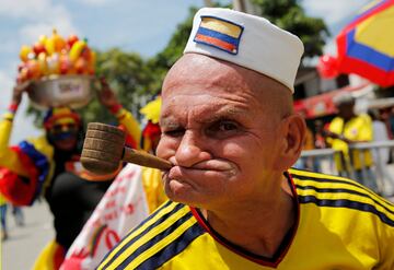 Aficionado colombiano ataviado como el personaje de Popeye el Marino en los aledaños del Estadio de Barranquilla antes del partido de su selección  contra Brasil.